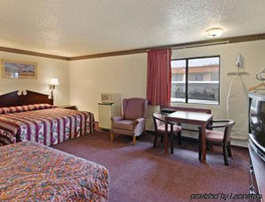 Super 8 By Wyndham Sherman Room photo
